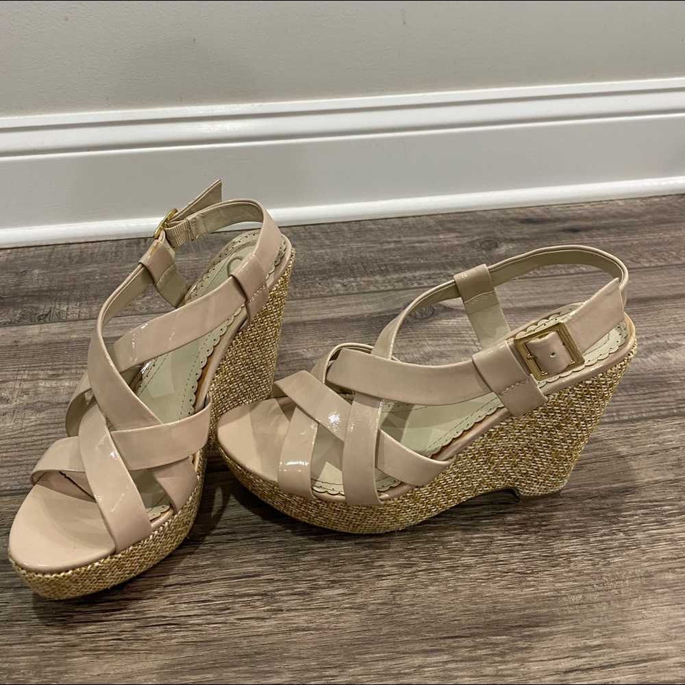 Nude wedges